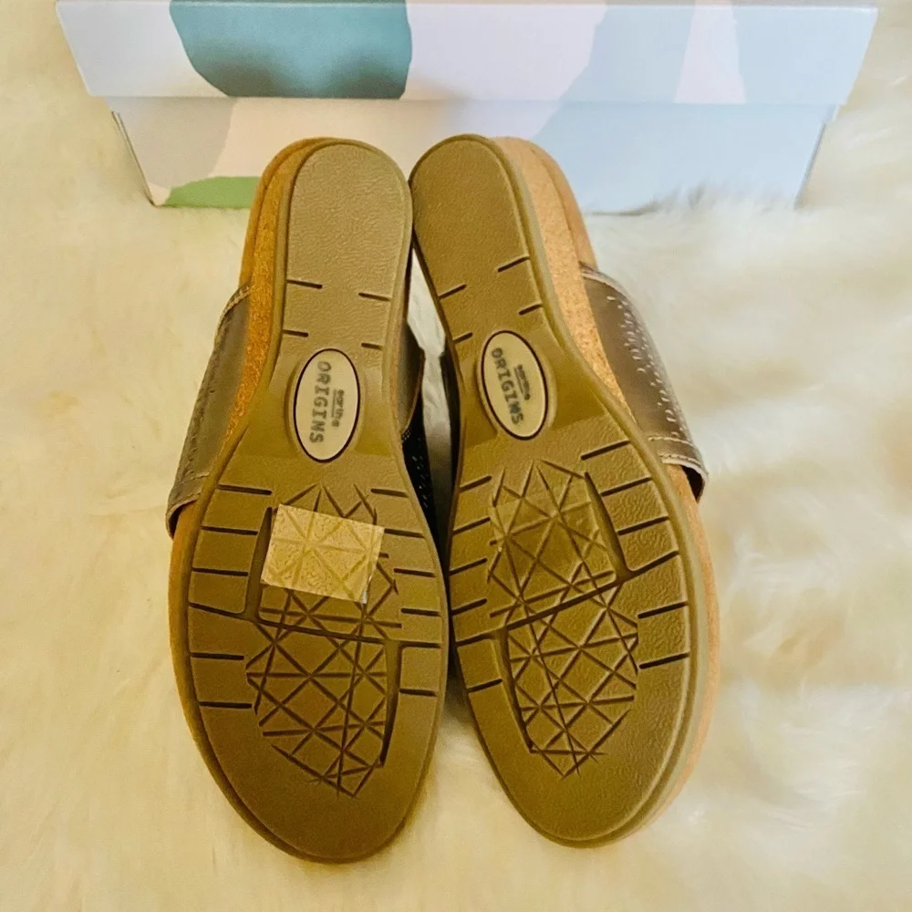 Earth Origins Pearl thong sandals in washed gold metallic leather, Sz. 9.5